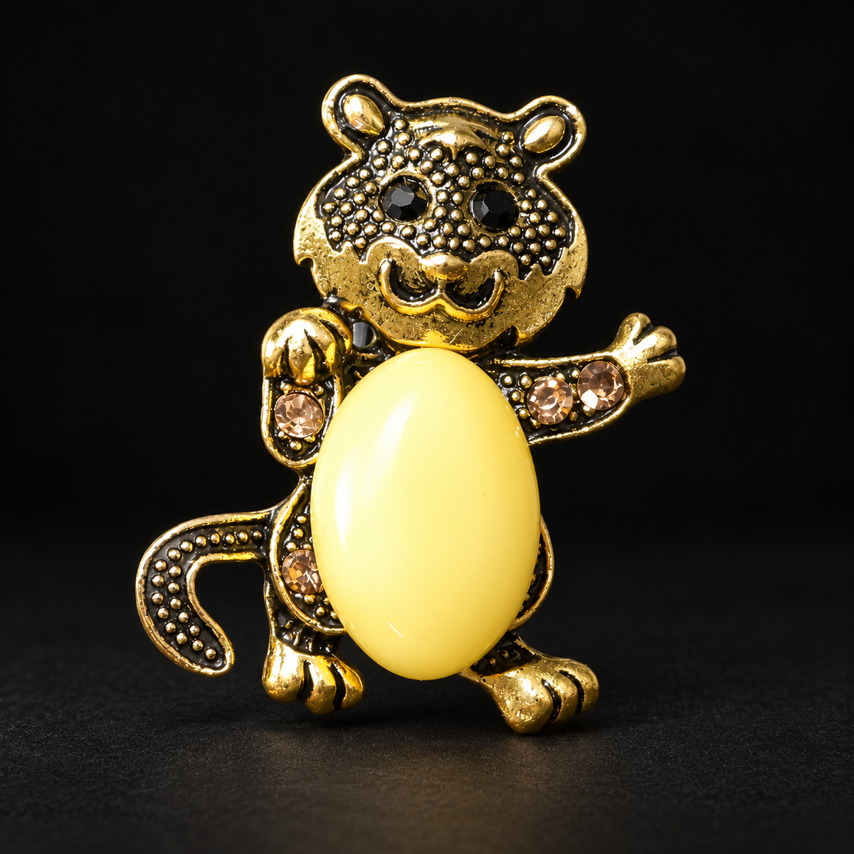KIZIMA Baltic amber cat brooch 20-210Q6-3-2-1, premium black studio