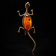 KIZIMA Baltic amber lizard brooch 20-204Q4-5-1-1, premium black studio photograph