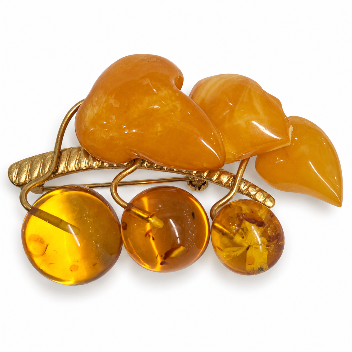 KIZIMA vintage butterscotch amber leaves and honey berries brooch 20Broochgold-2, white studio background.
