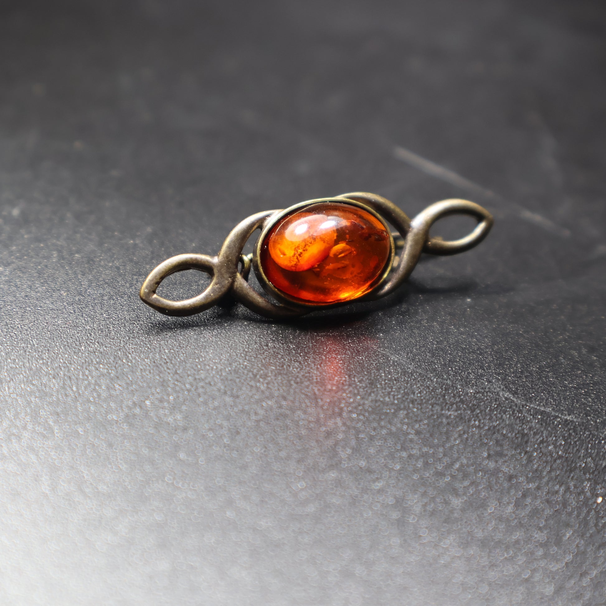 KIZIMA amber bar brooch side view showing setting