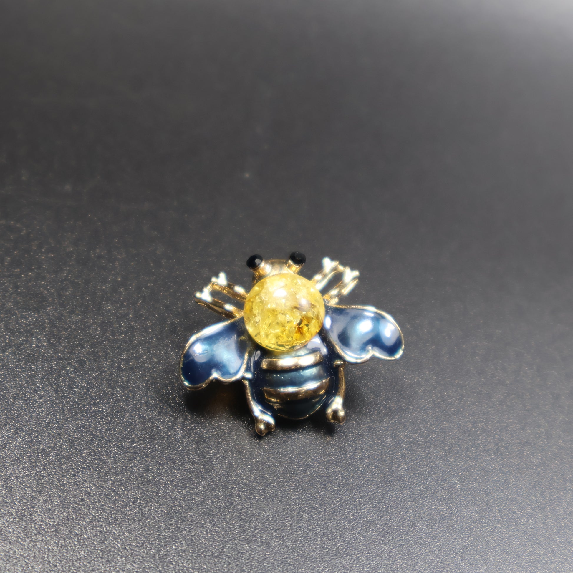 Natural Baltic amber bee brooch yellow variant detail