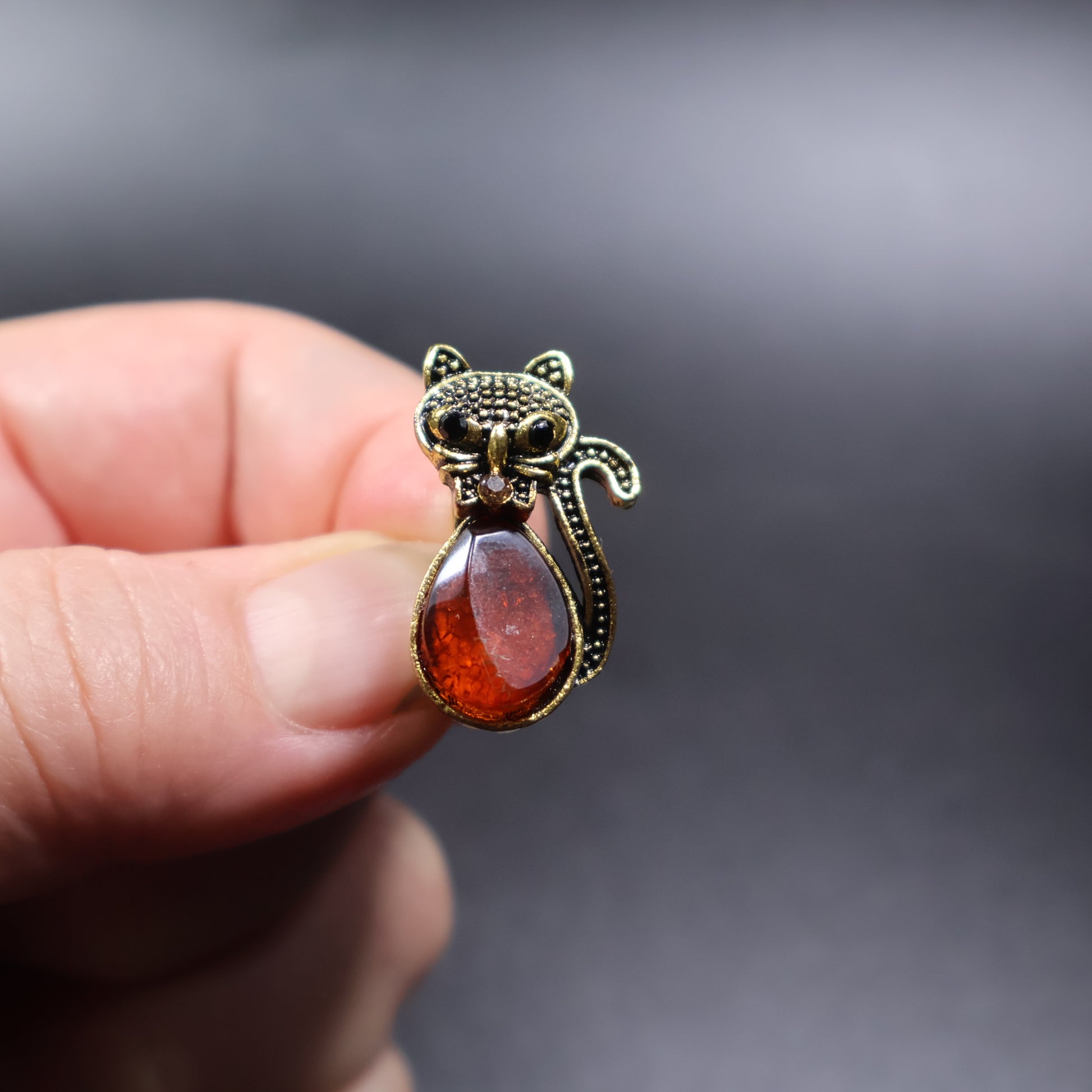 Genuine Baltic amber black cat brooch gold front view detail