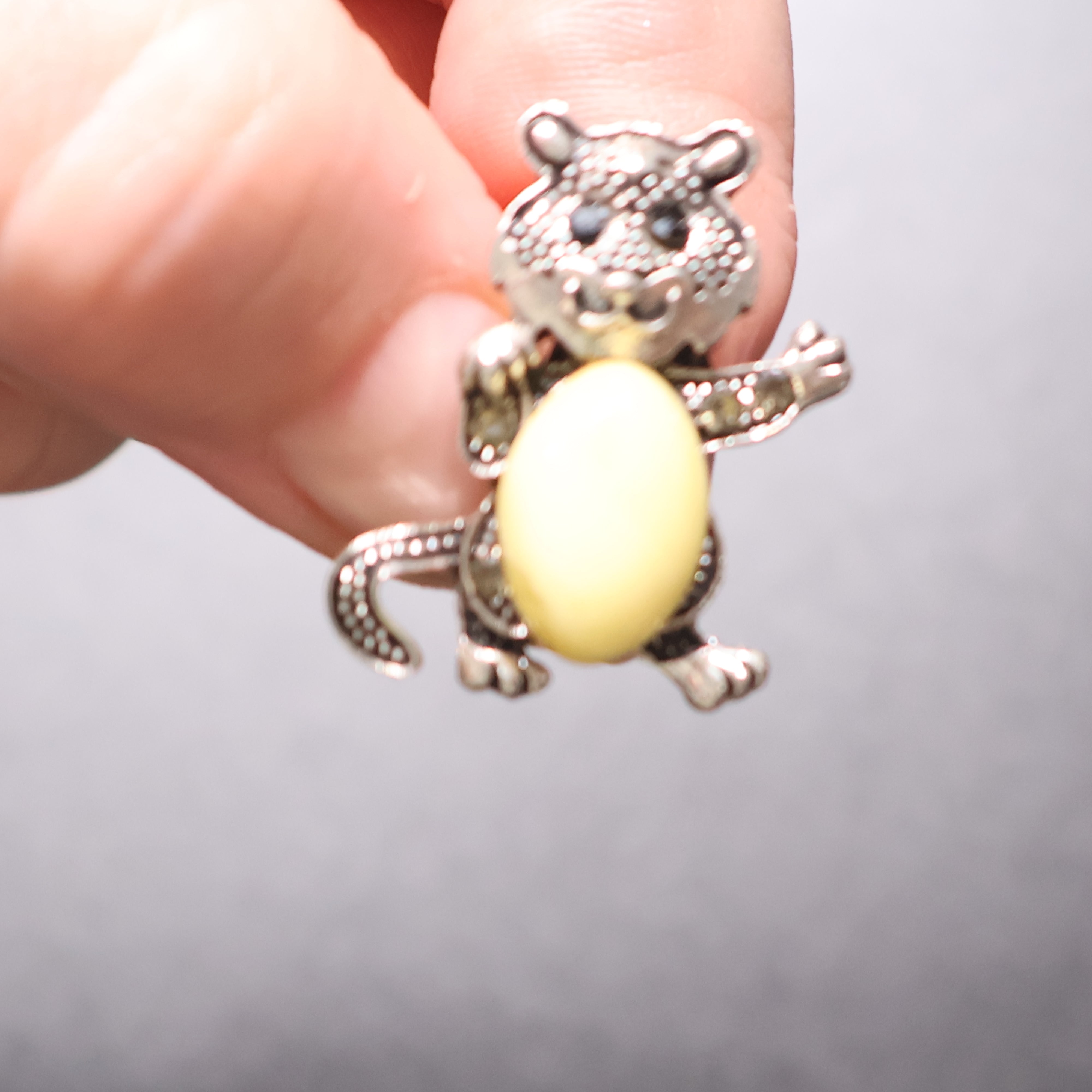 Natural Baltic amber cat brooch gold tail down worn accessory