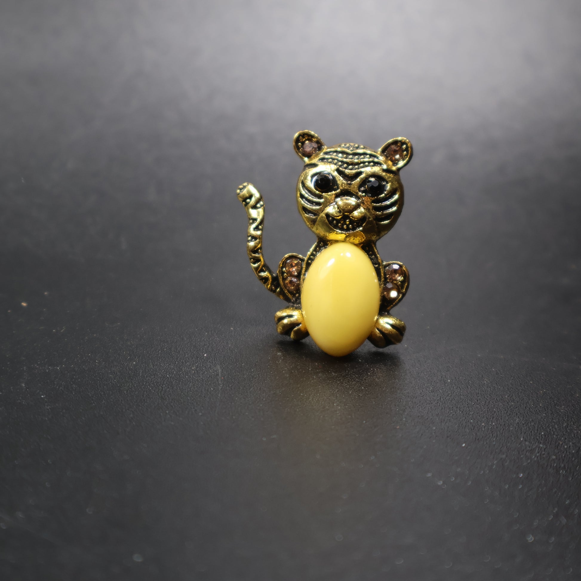 Handmade Baltic amber cat brooch gold close-up showing natural stone