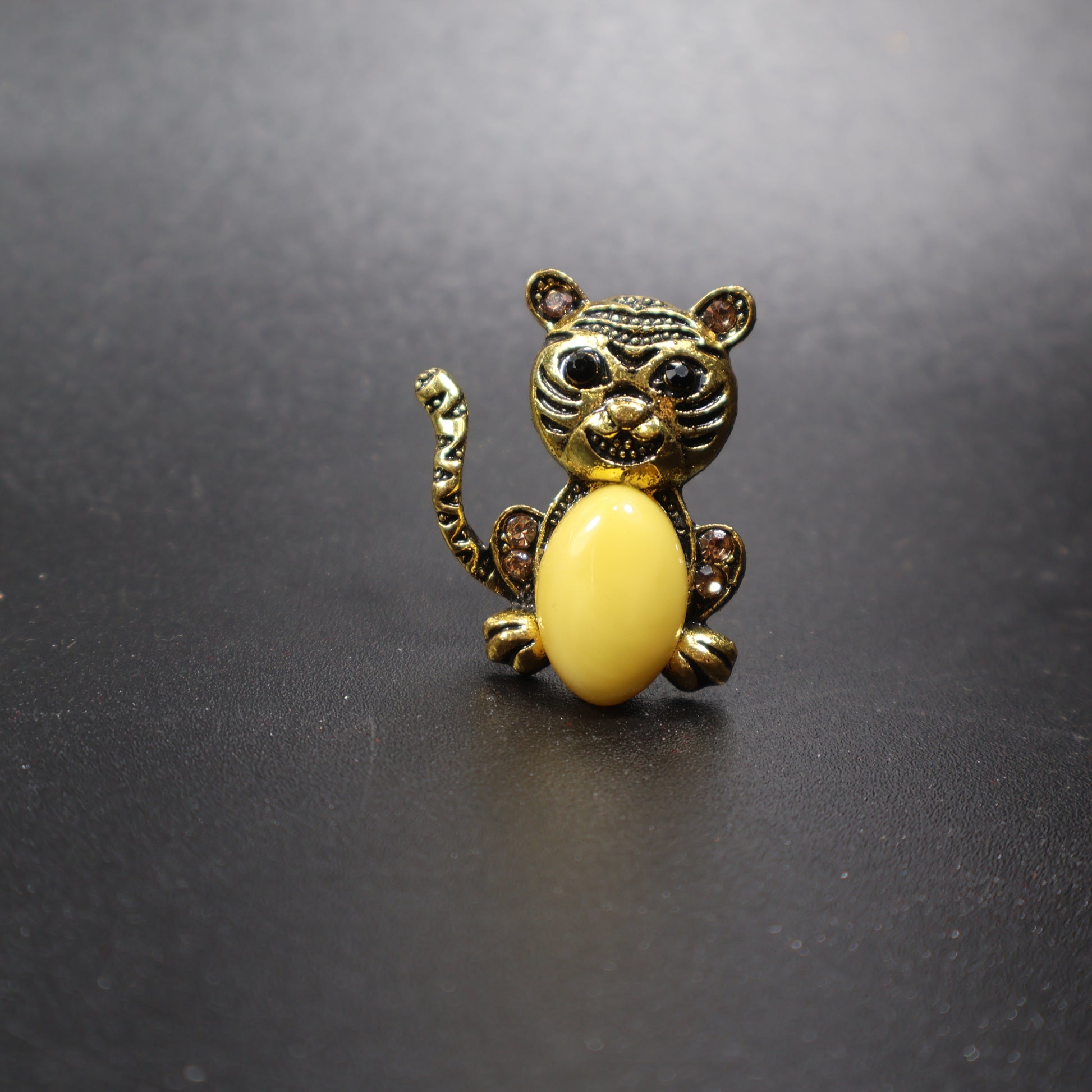 Genuine Baltic amber cat brooch gold front view detail