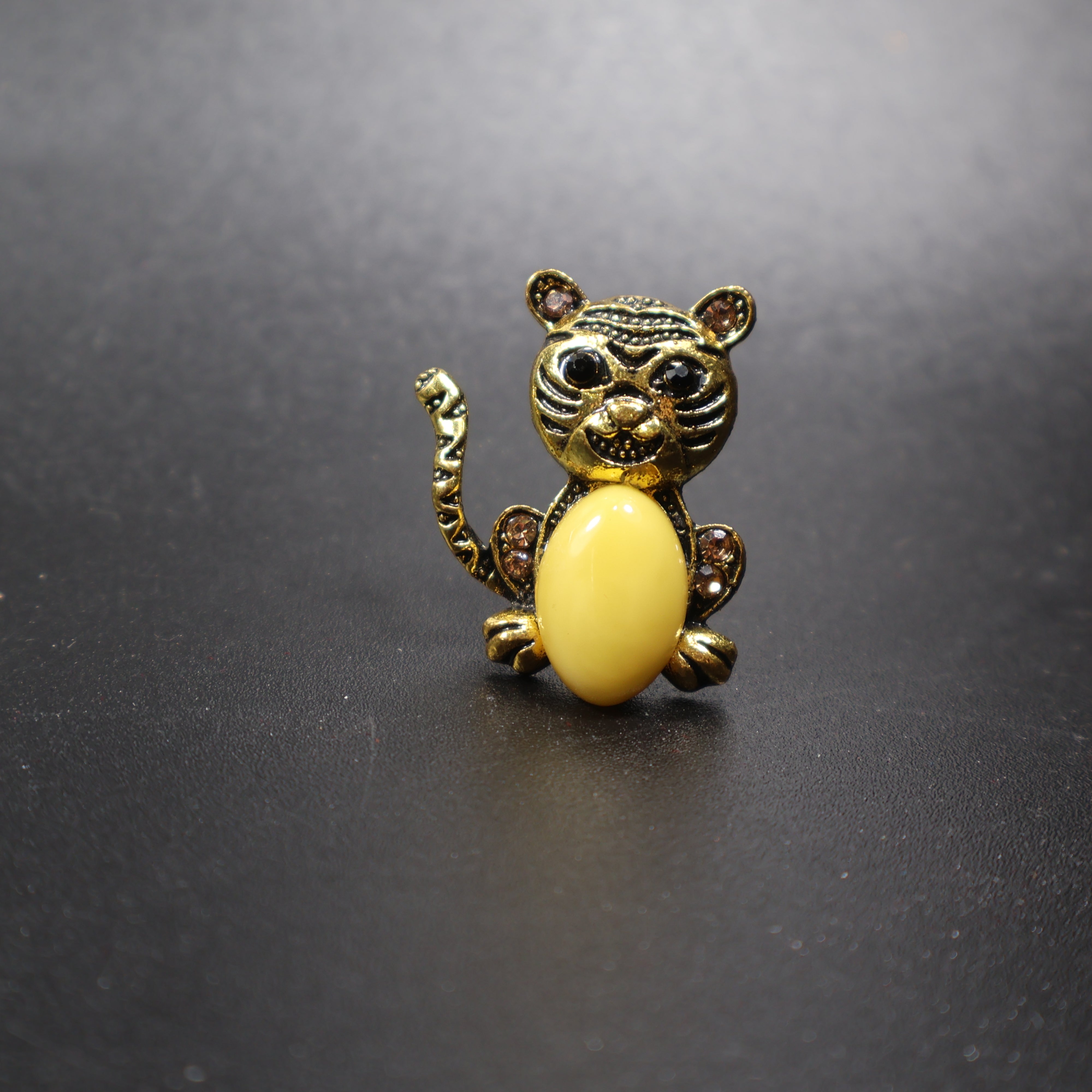 Genuine Baltic amber cat brooch gold front view detail