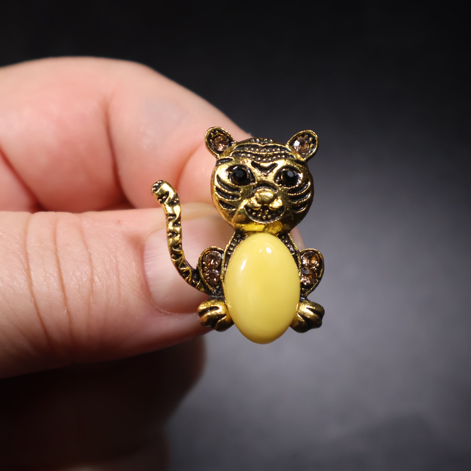 KIZIMA amber cat brooch gold side view showing depth