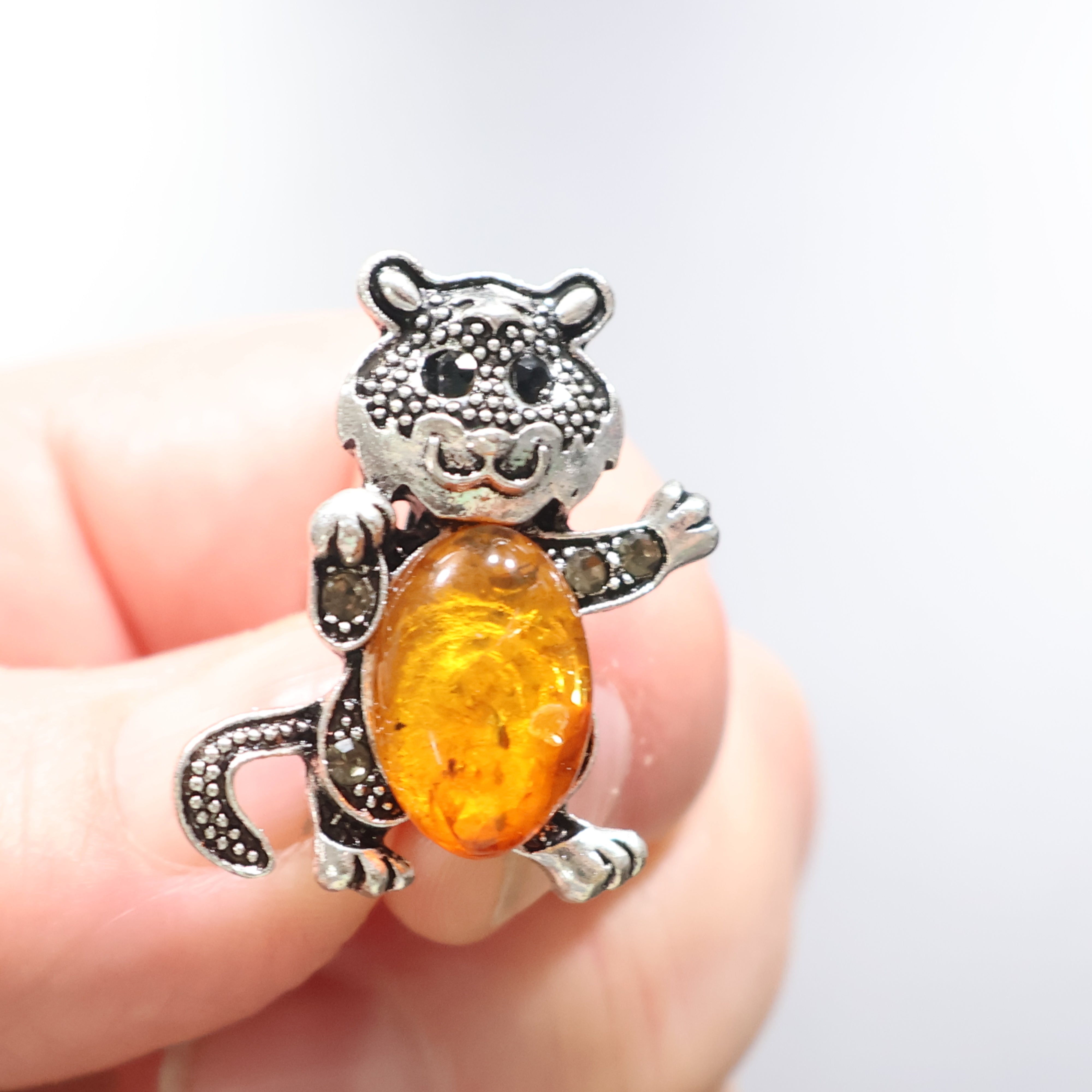 Handmade Baltic amber cat brooch silver amber tail down close-up