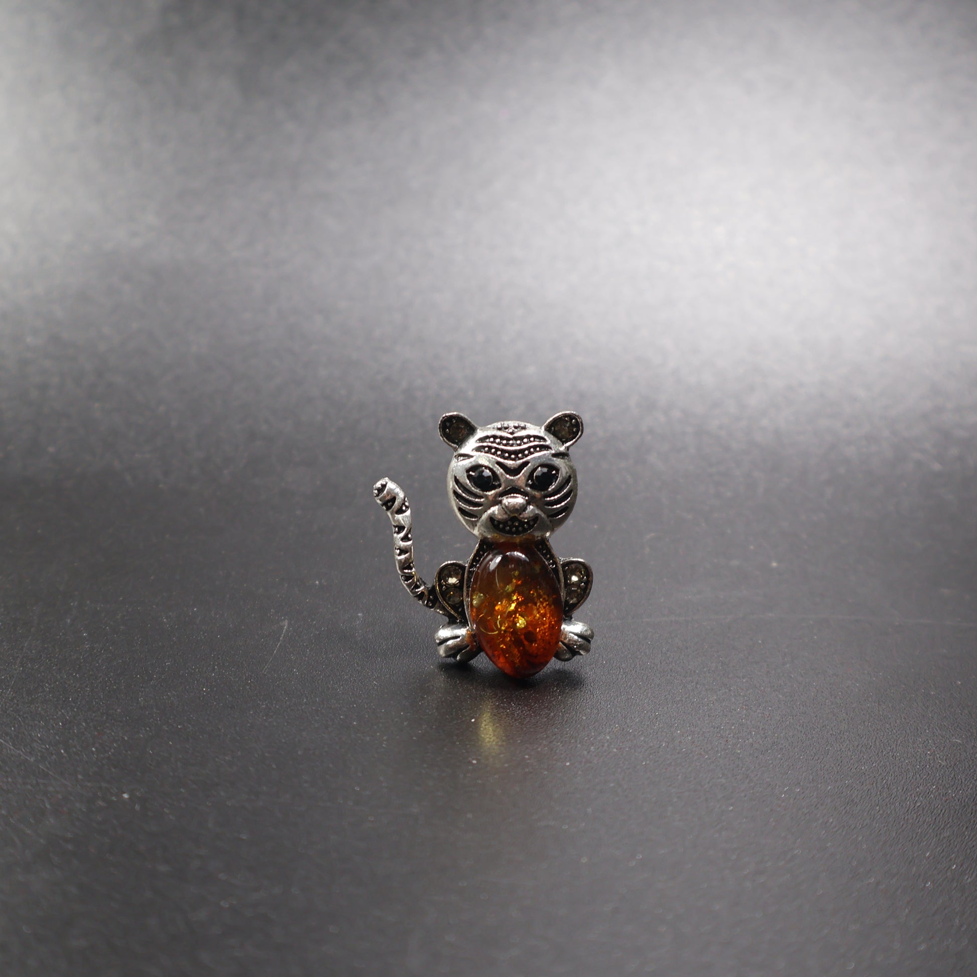 Genuine Baltic amber cat brooch silver amber front view detail