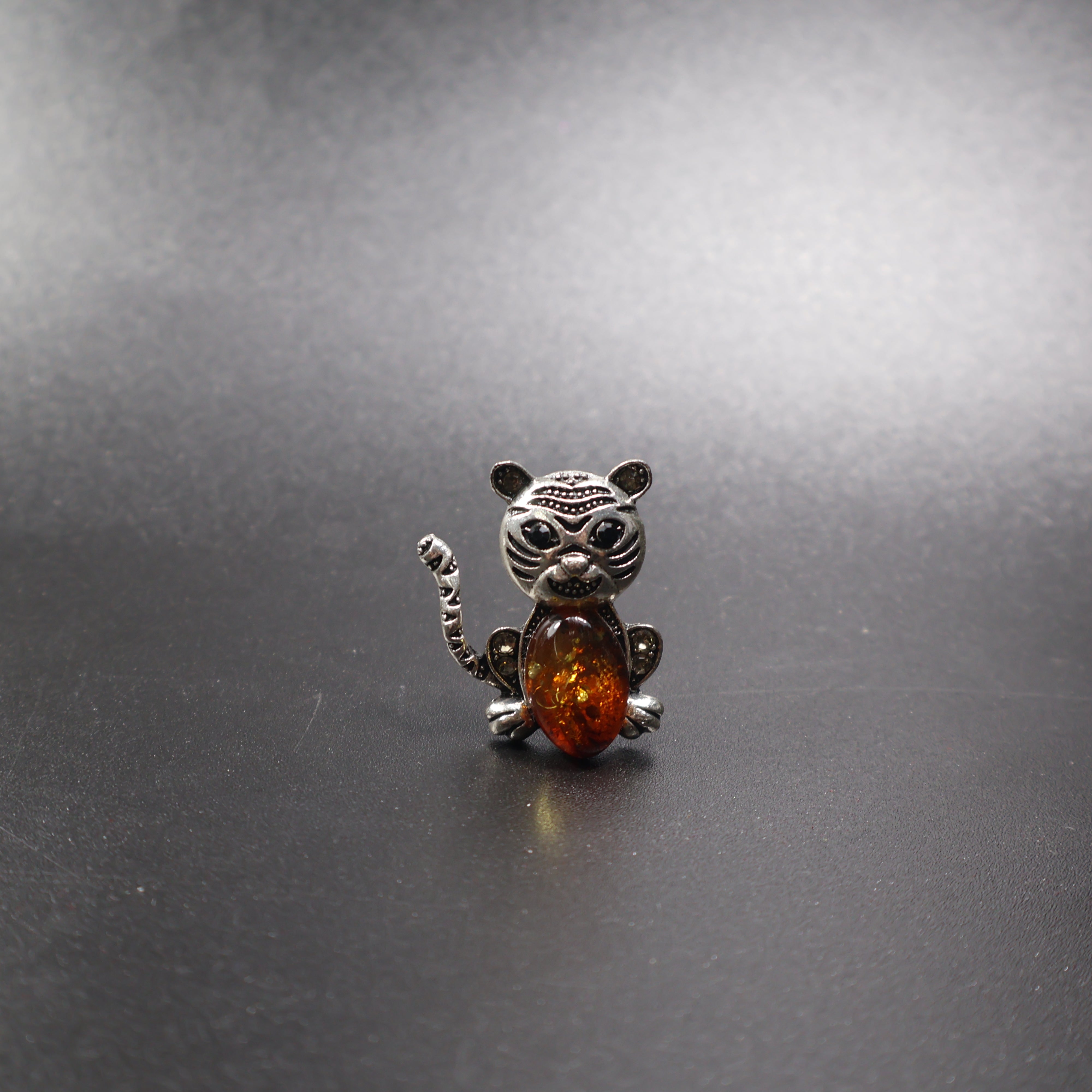 Genuine Baltic amber cat brooch silver amber front view detail