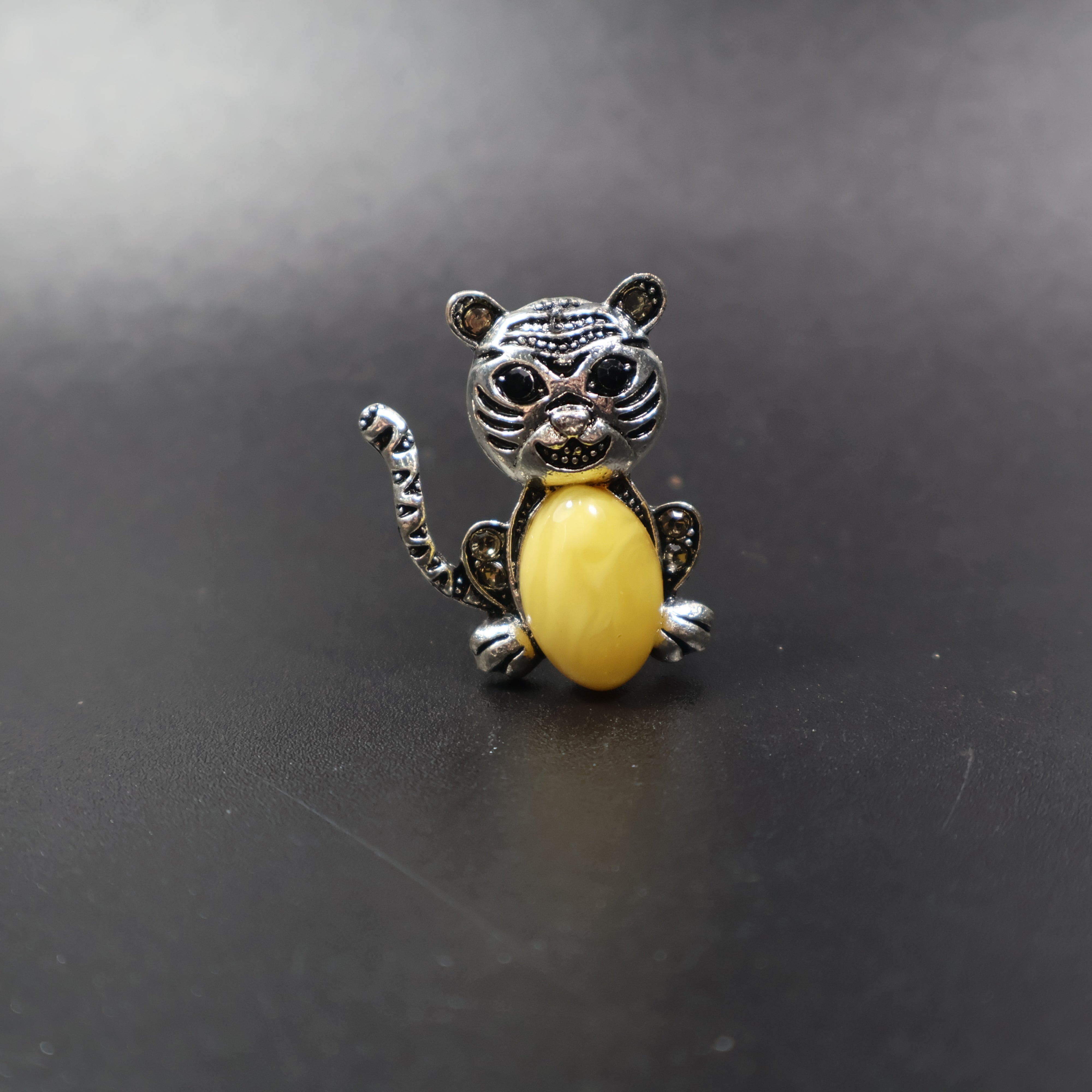 Handmade Baltic amber cat brooch silver close-up showing cream amber stone