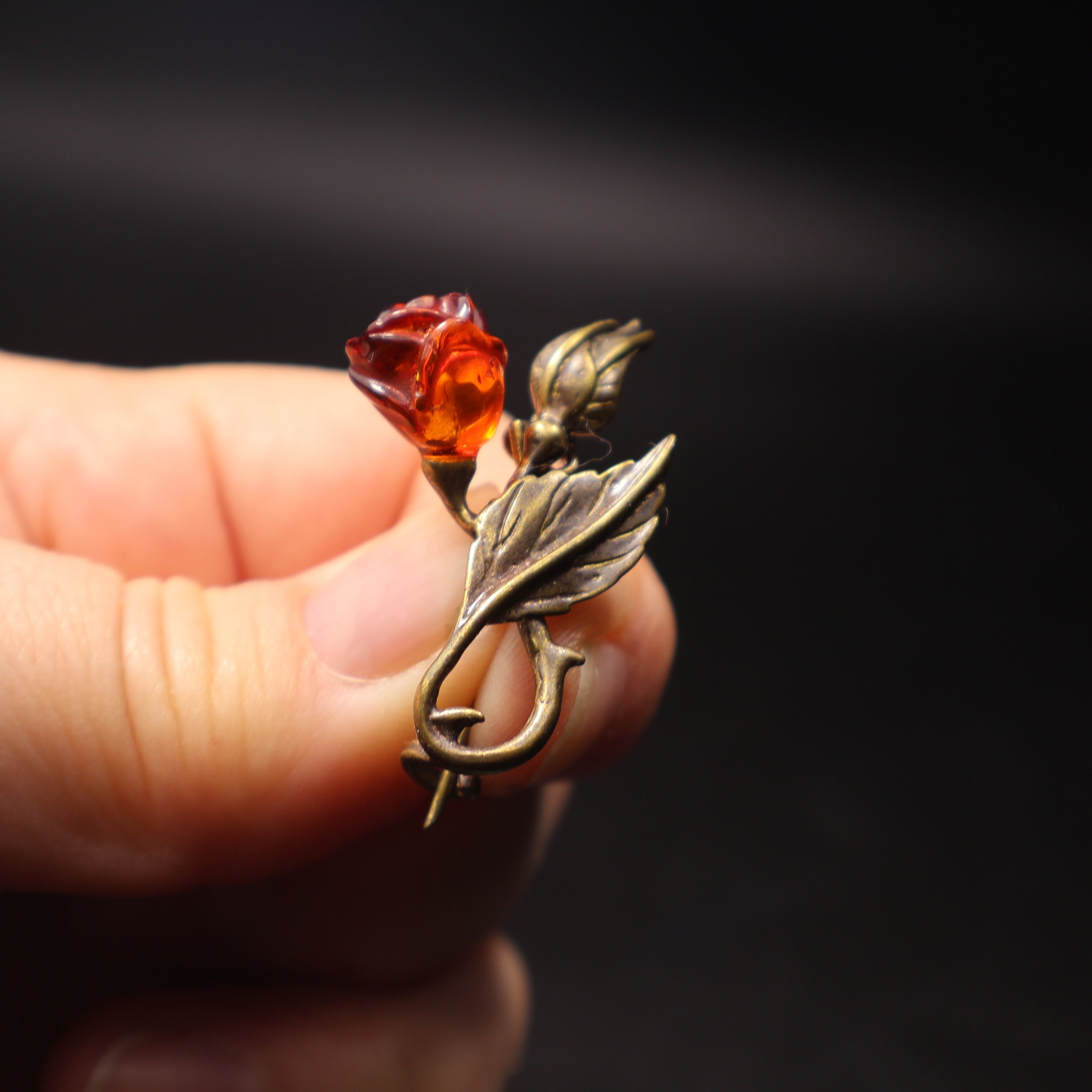 Natural Baltic amber flower and bud brooch side view showing setting