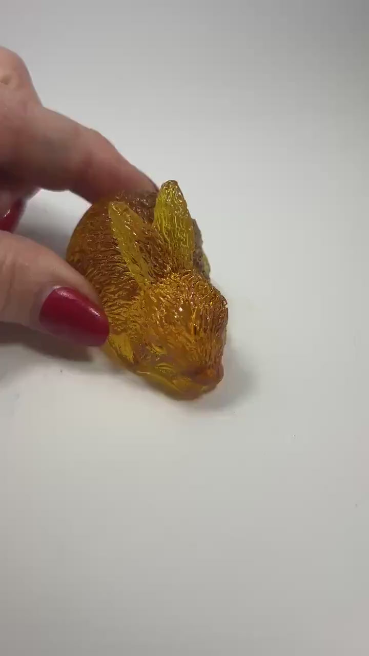 Charger la vidéo : Rabbit  Figurine Handmade Amber Resin and Amber for Home Decor USA KIZIMA